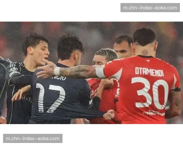 皮克尔两黄变一红被罚下场 西班牙人最后时刻少打一人